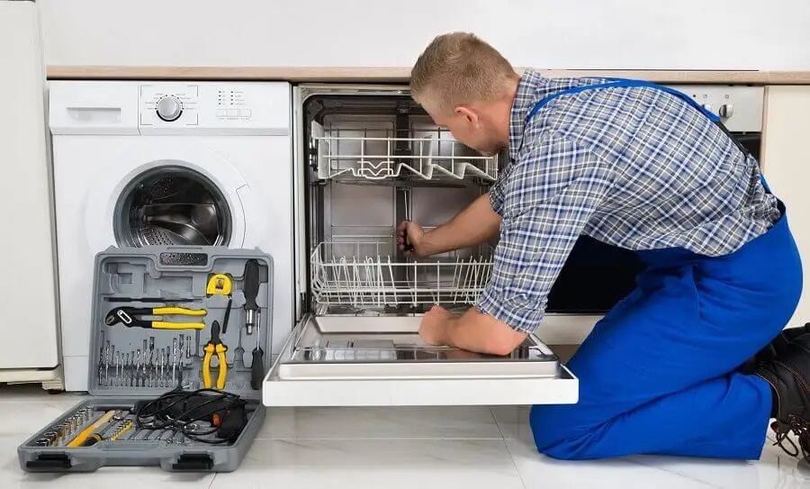 Söğütlü Sunny servisi teknisyen ekibi beyaz eşya tamiri yaparken